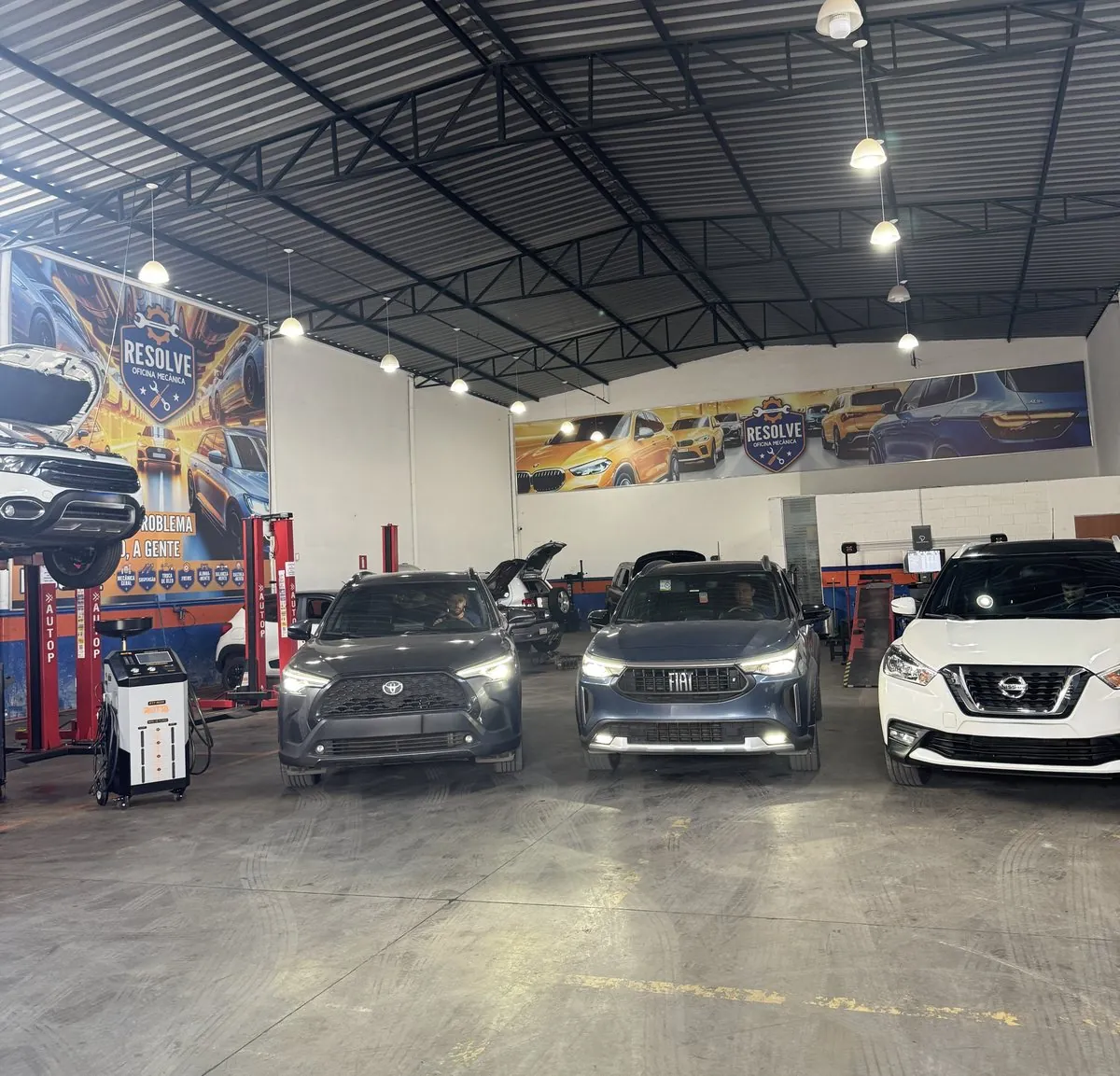 Carros em atendimento na oficina da Resolve, em Belo Horizonte